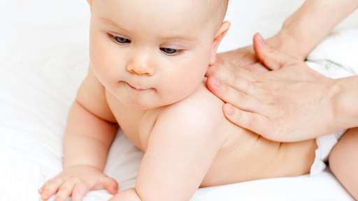 Làn da mỏng manh, yếu ớt của trẻ sơ sinh có thể bị tổn thương khi tắm với bia 
