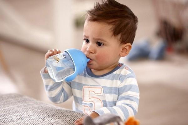 Bình tập uống nước cho bé loại nào tốt và cách chọn bình phù hợp với bé |  MBMart.com.vn